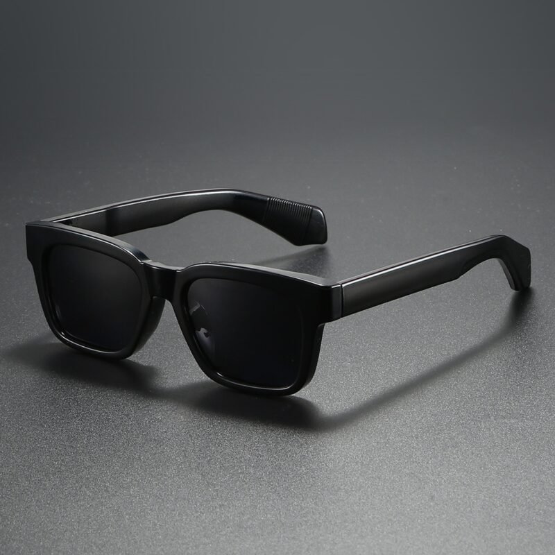 Women’s square sunglasses with glossy black frame and black polarized UV400 lenses